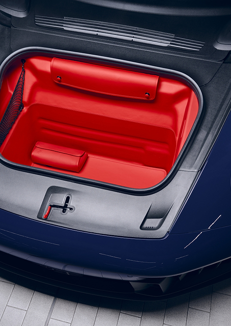 Porsche 911 Frunk: Blue and Red Contrast / PLATINA