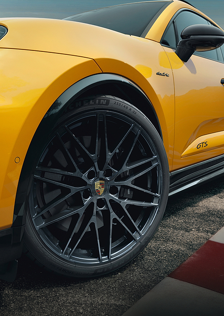 Yellow Porsche Macan GTS on Track / PLATINA