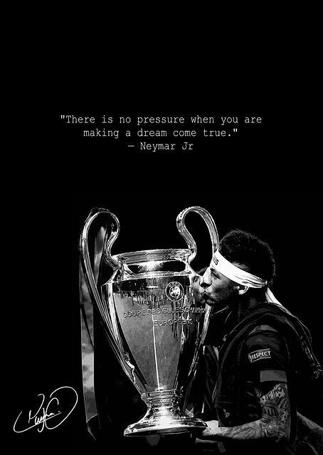 Neymar Jr. kisses the Champions League trophy / PLATINA