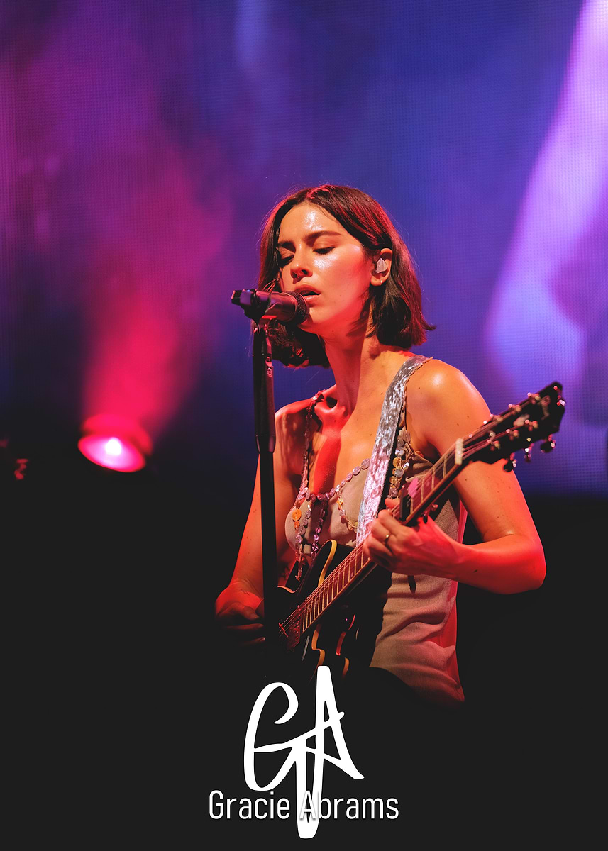 グレイシーエイブラムス-LiveFrRadioCityMusicHallポスター Gracie Abrams Performing Live' Poster, picture, metal print, paint