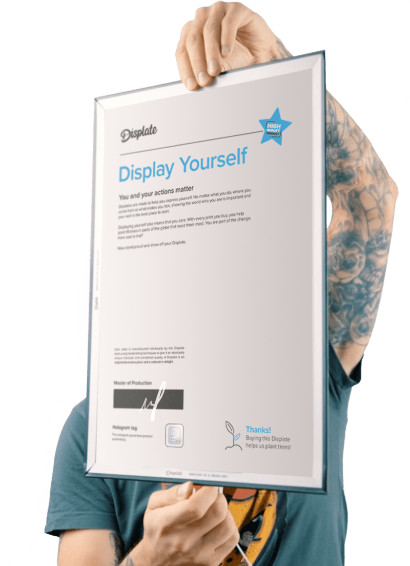 Man holding Displate